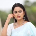 Nandita Swetha Instagram - ‘Embrace yourself’ . . Clicked by @saisathishvijayan Saree from @a_j_collections . Earings from @ . . #signaturelook #sareelove #sareeblouseinspiration #sareedraping #sareesofinstagram #sareeindia #sareestyle #sareefashion #poser #pose #love #shoot #click #instagram #instapic #instadaily #morningdose #straghthair #silverblouse #skybluesaree #blue #sky #homely #nanditaswetha #embraceyourself #embracethejourney #southactress