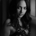 Nandita Swetha Instagram - ✨✨✨✨ . . Clicked by @aykaiy #hyderbad #hyderabaddiaries #click #candid #blacknwhite #nomakeup #indoor #darklight #mood #moody #instapic #instagram #weekdayvibe #hashtag #throwback #actress #southactress #teluguactress #tamilactress #kannadathi #chennai #bangalore #trending #pose #poser #actorlife #abhinav #photo #photographer #camera