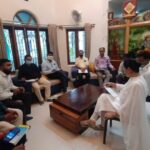 Navaneet Kaur Instagram - सार्वजनिक बांधकाम विभाग,कामगार आयुक्त,टाऊन प्लॅंनिंग अधिकारी,अग्निशमन विभाग व महाराष्ट्र जीवन प्राधिकरण अधिकारी व कर्मचाऱ्यांची आढावा बैठक, शहर विकास आराखडा बदलणाऱ्या अधिकारी व समिती सदस्यांची मंत्री व राज्याच्या मुख्य सचिवांकडे तक्रार करणार। शहरात लागोपाठ 2 दिवस झालेल्या अग्निकांडामुळे शहर हादरले, नागरिकांच्या जीविताशी खेळणाऱ्या व फायर ऑडिट न करणाऱ्या आस्थापनांची तात्काळ चौकशी करून अग्निशमन यंत्रणा सक्षमपणे कार्यान्वित आहेत की नाही याची तपासणी करा अग्निशमन विभागाला निर्देश। गेल्या 15 वर्षांपासून रखडत-अत्यन्त धिम्या गतीने सुरू असलेली भुयारी गटर योजना नेमकी कधी पूर्ण होणार व शहरातील सांडपाण्याचा योग्य निचरा होऊन शहर कधी स्वच्छ व रोगराईमुक्त होणार असा संतप्त सवाल यावेळी मजीप्रा च्या अधिकऱ्यांना केला, एखादा प्रोजेक्ट किती लांबवावा व त्याचे अंदाजपत्रक किती वाढवावे याला मर्यादा असाव्या व नागरिकांच्या सोयी सुविधांना वेळेचे बंधन पाळून प्राधान्य द्यावे असे प्रतिपादन करून नागरिकांना त्रास होणार नाही याची दक्षता घ्यावी अशी तंबी त्यांनी यावेळी उपस्थित अधिकाऱ्यांना दिली. शहर विकास आराखड्यात फेरबदल करून शहराचा श्वास असणारी मोकळी मैदाने,शाळेची आरक्षित सांस्कृतिक/सामाजिक भवन, कचरा डेपो आदींसाठी आरक्षित असणाऱ्या जागा विशीष्ट लोकांच्या खिशात घालण्याचे कटकारस्थान काही समिती सदस्य व अधिकारी यांनी केले. डीपी प्लॅन मध्ये हेराफेरी करणाऱ्या व ठराविक लोकांचा फायदा करणाऱ्या नगर रचना अधिकाऱ्यांची चांगलीच खरडपट्टी काढून शहर आपल्या मालकीचे समजून मनमानी करू नका अन्यथा गय करणार नाही असा कडक इशारा दिला.तसेच शहराचा विकास आराखडा न बदलता तोच कायम राहावा यासाठी या सर्व बाबींची तक्रार सम्बधित मंत्री व राज्याच्या मुख्य सचिवांकडे करणार असल्याचे सांगितले. पावसामुळे रस्ते खराब झाले असून या रस्त्यांवर खड्डे पडले आहेत त्यामुळे सर्व रस्त्यांची दुरावस्था दूर करावी व विकासकामांचे गुणवत्तापूर्ण नियोजन करून कामाचा दर्जा उत्तम ठेवावा असे निर्देश सार्वजनिक बांधकाम विभागाच्या अधिकाऱ्यांना दिले. कामगार कल्याण आयुक्तांमार्फत करण्यात येणाऱ्या कामगार नोंदणी चा आढावा सुद्धा यावेळी घेण्यात आला. कुशल व अकुशल कामगारांची जास्तीत जास्त नोंदणी करून शासनाच्या कामगार कल्याण योजनेचा लाभ त्यांना मिळावा।