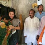 Navaneet Kaur Instagram - गणेश विसर्जनाचे दिवशी गौरखेडा येथील संतोष बारकाजी वानखडे,सागर शेंदुलकर, कृषिकेश वानखडे,सतीश सोळंके यांचे नदीत बुडून दुर्दैवी निधन झाले, आज आमदार रमेशजी बुंदीले यांचे समवेत मृतकांच्या कुटुंबियांना प्रत्येकी 4 लाख रुपयांचा धनादेश त्यांचे घरी जाऊन प्रदान करण्यात आले, यावेळी उपविभागीय अधिकारी, तहसीलदार दर्यापूर व इतर अधिकारी उपस्थित होते. युवा स्वाभिमान या कुटुंबियांच्या सदैव पाठीशी राहील अशी ग्वाही दिली.