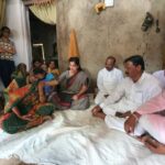 Navaneet Kaur Instagram - गणेश विसर्जनाचे दिवशी गौरखेडा येथील संतोष बारकाजी वानखडे,सागर शेंदुलकर, कृषिकेश वानखडे,सतीश सोळंके यांचे नदीत बुडून दुर्दैवी निधन झाले, आज आमदार रमेशजी बुंदीले यांचे समवेत मृतकांच्या कुटुंबियांना प्रत्येकी 4 लाख रुपयांचा धनादेश त्यांचे घरी जाऊन प्रदान करण्यात आले, यावेळी उपविभागीय अधिकारी, तहसीलदार दर्यापूर व इतर अधिकारी उपस्थित होते. युवा स्वाभिमान या कुटुंबियांच्या सदैव पाठीशी राहील अशी ग्वाही दिली.