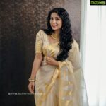 Navya Nair Instagram – Happy onam to everyone …. #

Clicks @vivekmenonphotography 
Muh @sajithandsujith 
Saree @supriya_weavers_kuthampully 
Styling and blouse @sabarinathk_
Jewel courtesy @meralda.jewels