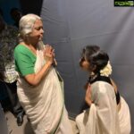 Navya Nair Instagram – ടീച്ചറെ ഇനി ഈ സ്നേഹം ഇല്ല എന്ന് വിശ്വസിക്കാൻ ആവുന്നില്ല .. താങ്ങാൻ ആവുന്നില്ല സങ്കടം .. വാക്കുകൾ എത്രമേൽ ചെറുതാകുന്നു .. എന്നെ ഇത്ര മനസിലാക്കിയ എന്റെ ‘അമ്മ .. നഷ്ടം എന്നെന്നേക്കും ..