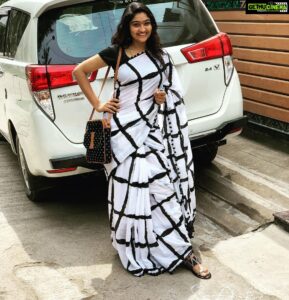 Neelima Rani Instagram - Monday vibes!! Work day!! Handloom look 🥰
Simple yet beautiful mulmul Saree by @_devis_mulmulcotton 
Eco friendly ikkat footwear by @themadrastrunk 
Cotton fabric kantha bag by @preethi.creations 
#womenempowerment #womensupportingwomen #saree #nomakeup #entrepreneur