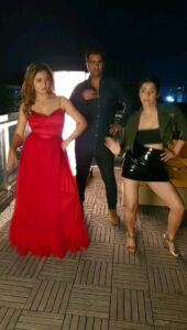 Neha Bhasin Instagram - Dhinka chika with these two fun and beautiful people @imrashamidesai @rajivadatia
Wish @umarriazz91 was a part of this too 😚

Directed and choreographed by Rashami Desai ❤️

PS : I have one more reel in my drafts 🤣

Music my talented buddy @thisisdsp
Sung by another friend The @mikasingh