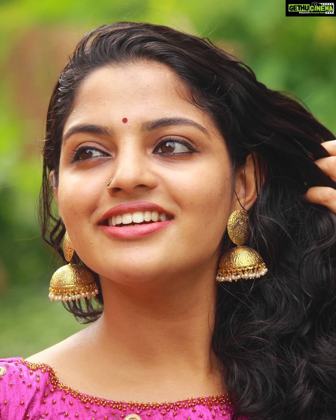 Actress Nikhila Vimal HD Photos and Wallpapers December 2016 | Gethu Cinema