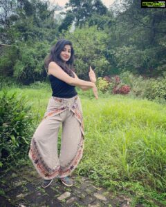 Paridhi Sharma Instagram - The earth has music for those who listen.. #nature #inthewoods #mudrayein #heartsmile #lonavaladiaries #trip #sisterhood #journey #paridhisharma #actress Pic Credit @swapnils1402