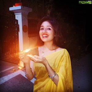 Paridhi Sharma Instagram - ॐ शुभं करोति कल्याणं आरोग्यं धनसंपदः । शत्रुबुद्धिविनाशाय दीपज्योतिनमोऽस्तु ते ॥ Jis tarah deep prajawalit kar ke hum andhakar se ujale ki aur jate hai,waise hi ishwar se hamari prathana hai ki hum sab ke jiwan ko bhi deep ke saman prajawalit kare,hume sukh,smiridhi aur aaj ke tarikh me sabse adhik awayshak achha swasth pradaan kare..Om Shanti #deep #sakaraatmakta #shubh #jyot #coronakoharanahai #vandematram