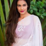 Payal Rohatgi Instagram - यहाँ पर मैं आपको कहना चाहती हूँ की Feminists opportunist है। उसका उदाहरण दे रही हूँ वो beauty influencer जिसने कहा कि उसका नाक टूट गया है तो अगर उसके ख़िलाफ़ FIR दर्ज कराई गई तो वो बैंगलोर छोड़ के भाग क्यू गयी ??? अब अगर वो सही थी तो उसे भागने की ज़रूरत नहीं थी। मैं समझ सकती हूँ कि आपको डर लग सकता है कि पुलिस आपको पकड़ के लिए जाएगी क्योंकि मुझे भी ऐसा डर लगा जब मेरे ख़िलाफ़ FIR दर्ज की गई थी राजस्थान पुलिस द्वारा मगर मैंने तो एक वीडियो बनाया था और मेरे पे आरोप लगा दिया गया कि वो video communal violence हो सकता है 🤨 मगर यहाँ पर तो ये लड़की ने कहा है कि उसका नाक तोड़ दिया गया तो अगर वो सच्ची है तो उसे तो भागने की ज़रूरत ही नहीं थी क्योंकि वो भाग कर ये साबित कर रही है कि उसकी कहानी शायद झूठी है। दूसरी ओर Megan Markle के ख़िलाफ़ Jason Knauf के काग़ज़ात जमा किए हैं जो बताते हैं कि वो एक bully करने वाली औरत थी और उसकी चिट्ठी जो उसने अपने पिता को लिखी थी वो चिट्ठी भी British media को उसने दी क्योंकि यहाँ पार Megan जो अपने पिता तक को अपनी शादी में नहीं बुलाती है वो आज अपने पति को उसके परिवार से दूर कर बैठी है।Meghan racism का card खेल रही है इसे कहते हैं opportunist। दूसरी ओर Priyanka Chopra जो अपने साँवले रंग को गोरा करती थी bollywood में वो hollywood में Trump की बुराई करके hollywood की सहानुभूति पाकर अब अपनी film #WhiteTiger की nomination से बहुत ख़ुश हैं academy awards के अंदर।ये दिखाता है की वो औरत भी opportunist है क्योंकि अगर आप इस शब्द का प्रयोग कर सकते हैं Kangana और Payal और Arnab को define करने के लिए तो यह हैं मेरा जवाब 🙏 सुनने की शमता रखना 🙏 #PayalRohatgi