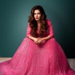 Payal Rohatgi Instagram - #RitikaPhogat ने आत्म हत्या करी क्योंकि वो एक कुश्ती का match हार गई। जिसकी बहन Geeta और Babita Phogat है उसके ऊपर समाज का pressure था शायद जीतने का और जब वो जीत उसे प्राप्त नहीं हुई तब उसने निराशा में आत्महत्या कर ली।ये बहुत ज़्यादा दुःखमय घटना है और ये देख मैं सिर्फ़ इतना ही कहना चाहती हूँ के बच्चों के जो माँ-बाप हैं उन्हें बचपन से बच्चों को social media से दूर रखना चाहिए। #KareenaKapoorKhan जैसी माता को मैं सिर्फ़ इतना ही कहना चाहती हूँ कि जिस प्रकार से Taimur को media के सामने बार बार लाया जाता है वो बच्चे के मानसिक स्वास्थ्य पर असर करता है।ये आगे जाके शायद उसे नुक़सान पहुँचाए इसलिए bollywood वालों को अपने बच्चों को media से दूर रखना चाहिए, social media से दूर रखना चाहिए जब तक बच्चे ख़ुद नहीं कहें कि उन्हें ये सब में रुचि है। अब Ritika जैसे बोहोत सारे बच्चे हैं जो सामाजिक दबाव सहन नहीं कर सकते। मैंने ख़ुद अपनी society में देखा है कि कैसे बच्चों के माँ-बाप उनका Cricket खेलते हुए, Skating करते हुए video बनाते हैं, अपने social media पर upload करने के लिए और बच्चों के अंदर एक मुक़ाबले की भावना पैदा होती है जो आगे जाके उन्हें नुक़सान पहुँचा सकती है। आशा करती हूँ कि जो लोग मानसिक तौर से इतने strong नहीं है वो लोग social media से दूर रहे और जो लोग social media को समझ गए हैं वो यह भी समझ जाए कि कैसे समाज के pressure को भी नज़रअंदाज़ करना चाहिए क्यूंकि ज़िंदगी आपकी है और इसे आपको जीना है अपने अनुसार नाके समाज के अनुसार। बोहोत बार लोग कहते हैं कि मैं और संग्राम शादी कब करेंगे तो मैं उनको सिर्फ़ इतना कहना चाहती हूँ हमारी ज़िंदगी, हमारी मर्ज़ी हम?समाज के दबाव में आके कोई फ़ैसला नहीं लेते हैं और ये हम कर सकते हैं क्यूँकि हमें फ़र्क़ नहीं पड़ता परंतु बहुत सारे लोग ये करने में डरते हैं 🙏 #PayalRohatgi