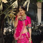 Payal Rohatgi Instagram - मैंने एक debate करी जिसमें चर्चा हो रही थी कि आमिर ख़ान ने किस वजह से सोशल मीडिया quit करी ? क्या वो इस वजह से थी कि सोशल मीडिया पर बहुत ज़्यादा negativity है ? इसके ऊपर मेरी राय यही है की हाँ सोशल मीडिया एक ऐसा माध्यम है जिसका अगर हम इस्तेमाल कर सकते हैं लोगों तक ख़बर पहुँचाने के लिए आसानी से तो हम उस माध्यम का दुरुपयोग भी कर सकते हैं उन लोगों को निशाना बनाने के लिए जिन लोगों की एक strong राय है जिसकी वजह से समाज के अंदर उनके ख़िलाफ़ एक अजेंडा, एक narrative फैलाने के लिए हम trolls का इस्तेमाल कर सकते हैं। अब ये show की host थी channel newsX की उसने कहा कि शायद ये मेरा रोज़गार है और Aamir Khan का नहीं।मगर मैं सिर्फ़ इतना कहना चाहती हूँ कि social media मेरा भी रोज़गार नहीं है, मेरी पहचान है। Aamir Khan की पहचान कभी भी social media नहीं थी क्योंकि वो कभी भी social media पर इतने active नहीं थे। वो अलग प्रकार से अपना समय बिताते होंगे जिस वजह से उन्हें social media पर active होने की इतनी आवश्यकता नहीं है परन्तु मैं जिस प्रकार से अपना समय बिताती हूँ उस प्रकार से मेरे पास social media के माध्यम से लोगों के साथ interaction करने का समय है जहाँ पर मैं अपनी राय रखती हूँ बोहोत मुद्दों के ऊपर। जब मेरा Facebook और Twitter था तब मैं उस platform पर अपनी राय रखती थी और मैंने दोनो platform से एक भी रुपया नहीं कमाया।इन platform के suspend होने के बाद मेरा झुकाव YouTube की तरफ़ ज़्यादा हुआ क्योंकि मेरे पास और कोई platform था नहीं। Youtube में मोनेटाइजेशन का ऐंगल होता है परंतु ये कोई बहुत बड़ा ऐंगल नहीं होता, आंकड़े बढ़ा चढ़ाकर बताए जाते हैं आम आदमी को। मैं कोई Made In India platform से अभी तक नहीं जुड़ी क्योंकि मैं चाहती हूँ के पहले हमारे देश के आदरणीय प्रधानमंत्री कोई platform से जुड़े जो Made in India हो और फिर मैं जुड़ूँ क्योंकि मैं उनकी समर्थक हूँ। अब अगर YouTube से थोड़ा बोहोत monetisation होता है तो वो इस वजह से है क्योंकि ये platform पर ये सुविधा उपलब्ध है। साथ में ये मेरा platform इकलौता platform है जिसे अभी तक suspend नहीं किया गया। जब तक हमारे देश के प्रधानमंत्री कोई Made in India platform से नहीं जुड़ते तब तक मैं भी नहीं जुड़ूँगी क्योंकि धंधा तो सभी करते हैं। Made in India भी करेंगे 🙏 #PayalRohatgi