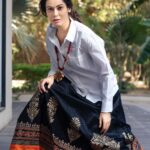 Payal Rohatgi Instagram - कुछ दिन पहले हम सबने देखा कि कैसे #MeghanMarkle ने अपनी सास की बुराई करी Oprah की शो के अंदर। बोहोत लोगों ने इंतज़ाम लगाया कि उसको पैसे दिए गए ऐसी इंटरव्यू करने के लिए परंतु इस इंतज़ाम के ऊपर #MeghanMarkle ने कोई सफ़ाई नहीं दी, न कोई केस दर्ज किया मगर #PierMorgan के इंतज़ाम के ऊपर उसने उसके ऊपर केस दर्ज किया। Morgan का इंतज़ाम था कि Meghan झूठ बोल रही है अपने आत्महत्या वाले विचारों के बारे में और इसके लिए उसे उनके शो से भी चैनल के लोगों ने निकाल दिया या उन्होंने इस्तीफ़ा दिया है ? सच क्या है पता नहीं परंतु अब वो उस show के host नहीं है जिस show में उन्होंने ये ख़ुलासे किए और उनके ऊपर Megan ने case भी दर्ज कर दिया। मेरा सिर्फ़ इतना ही कहना है विदेशी feminist Megan को की अगर उसके चरित्र की बात हो रही है और वो ये बताना चाहती है कि वो जो बोल रही है वो सच है तो फिर वो ये भी हमें बताएँ कि क्या उसे पैसे दिए गए interview करने के लिए क्योंकि ये interview काफ़ी चर्चित थी और बहुत सारे लोगों ने इस interview को देखा।Feminist हर वक़्त victim card खेलती है, कभी प्रेगनेंसी का, कभी औरत होने का और इस बार मुझे लगता है racism के ऊपर victim card खेल रही है इसलिए Morgan के इल्ज़ाम की तहक़ीक़ात होनी चाहिए। साथ साथ में Megan को अपना बयान भी रखना चाहिए कि ये पैसे वाले इल्ज़ाम पर क्योंकि feminist अपने पति को अपने से नीचे समझना चाहती है और ये मुझे ग़लत लगता है। दोनों में समानता यही मेरी सोच है 🙏 #PayalRohatgi