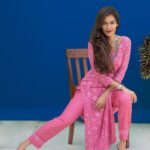 Payal Rohatgi Instagram - आज हम बात कर रहे हैं की रिपब्लिक टेलिविज़न न्यूज़ चैनल के होस्ट विकास शर्मा की मौत किस वजह से हुई क्योंकि अब मैं काफ़ी videos देख रही हूँ जहाँ पर वो एक अलग ही स्थिति में वीडियोस द्वारा कुछ कहना चाहते थे और ये सामान्य स्थिति नहीं लग रही है। हमें जो अभी तक पता था वो ये था कि उनकी मृत्यु को covid के कारण हुई परंतु अब Barkha Trehan जो पुरुष आयोग चलाती है उनका बयान आया है कि विकास शर्मा की मृत्यु के कारण कुछ ओर भी हो सकते हैं क्योंकि उनकी पत्नी ने उनके ऊपर कुछ case दर्ज किये थे जो शायद उन्हें उनके बच्चों से मिलने में रोक रहे थे जिसकी वजह से Vikas Sharma शायद depression में थे। अब sach क्या है ये तो मैं ओर research करके समझकर आपके साथ share करूँगी परंतु मुझे इतना कहना है सभी औरतों से के अगर आप अपनी निजी frustration के कारण पुरुष के ऊपर ग़लत case लगाते हैं तो आपको इसका भुगतान इसी janam में करना पड़ेगा। सुशांत के साथ भी #MeToo movement में जो उनकी costar ने इंतज़ाम लगाया था वो ४ दिन ke बाद वापस तो ले लिया परन्तु वो इल्ज़ाम आख़िर तक सुशांत के दिमाग़ में बस गया था जो उनकी आख़िरी girlfriend Rhea ने भी अपने बयान में दिया है।सुशांत की मृत्यु आत्म हत्या थी परंतु उसके मानसिक स्वास्थ्य के बारे में उसके घर वालों ने ओर मेहनत क्यों नहीं करी ? समाज में पुरुषों की मानसिक स्थिति के बारे में बातचीत क्यों नहीं की जाती ? क्यों उसे एक कलंक माना जाता है ? ये सोच के ऊपर हमें थोड़ा विचार करना चाहिए। Vikas Sharma जिसका video मैंने देखा जहाँ पर वो एक बासी roti खा रहे थे, वो ख़ुद बाहर से khana online क्यों order नहीं कर पाए?? अगर उनके घर में खाना नहीं बना था और वो अकेले रह रहे थे ? क्यों उनके ये leaked video पहले नहीं देखे उनके परिवार ने या उनके दोस्तों ने ? #VikasSharma कि मृत्यु के बाद इस विषय पर बात करके क्या फ़ायदा ? ये फ़ायदा है कि शायद हम आगे पुरुषों को मदद कर सकते हैं जो इस पीड़ा से गुज़र रहे हैं अगर हम अभी आवाज़ उठाते हैं national commission of men के लिए क्योंकि भारत के अंदर महिला और पुरुष दोनों समान है और दोनों को अपना सच रखने का मौक़ा मिलना चाहिए। एक प्रकार से ये ही समय की माँग है और यही होना चाहिए परन्तु मेरा परिवार से भी ये अनुरोध है कि अगर उन्हें ये ख़बर मिलती है कि उनके बेटे या भाई ke साथ ऐसा कुछ हो रहा है तो उन्हें जल्द सही क़दम उठाना चाहिए ना की बात को रफ़ा दफ़ा कर देना चाहिए। #VikasSharma के ऊपर ओर छानबीन करके इंफॉर्मेशन लेने का मैं प्रयास करूँगी 🙏 #PayalRohatgi