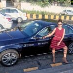 Payal Rohatgi Instagram - आज हम बात करते हैं क्यूँ dakshin Bharat में Hindi भाषा का प्रयोग नहीं किया जाता या Hindi भाषा के ख़िलाफ़ एक नफ़रत वाली सोच है ? ये शायद इस कारण है क्योंकि Bharat को विभिन्न कारणों के आधार पर divide करने की एक सोच प्रचालित की जाती है और उसमें से एक सोच है भाषा। उत्तर भारत को Hindi भाषा से जोड़ने का प्रयास किया गया है जो भाषा bollywood प्रयोग करता है अपनी फ़िल्मों में।Hindi भाषा को उत्तर Bharat से जोड़ा गया है परंतु अगर अंग्रेज़ी एक प्रचलित भाषा है तो उसके बाद सबसे ज़्यादा प्रचलित भाषा Bharat में Hindi होनी चाहिए। परंतु ये प्रचलित भाषा को दक्षिण भारत अपनाता नहीं है। मुझे लगता है इसके पीछे एक साज़िश है क्योंकि दक्षिण भारत में अगर 5 states है और पाँचो states के अलग अलग भाषाएँ है तो एक state के गाँव वालों से बातचीत नहीं कर पाएंगे अगर हम वो state की mother tongue भाषा नहीं जानते। ये कहकर मैं लोगों को समझाना चाहती हूँ कि कैसे राजनीतिक एजेंडे में नेता लोग मासूम भारतीय लोगों को आपस में भाषा के आधार पर लड़ाते हैं।दक्षिण भारत की film industry अपने आप को bollywood से अलग समझती है जो एक सोच है जिसका मैं सम्मान करती हूँ परंतु मैंने UP ke अंदर बनने wali film city का भी समर्थन किया था क्योंकि वो सोच से हरेक state में उस state की bhaasha ke अनुसार film industry बनेगी jo उस state ke आम आदमी को रोज़गार देगी। जब angrez हमारे परदादा नहीं थे तो हम angrezi को कैसे dakshin Bharath में अपना लेते हैं और Hindi जो हमारे ही desh की भाषा है उसे हम क्यों नहीं अपनाते हैं ये 1 प्रश्न विचार करने लायक है? अगर dakshin Bharath में Hindi के ऊपर चर्चा की जाएगी तो सब states में ये बात होगी कि कैसे उनकी भाषा Hindi से ज़्यादा पूरानी है परंतु वो लोग आपसी सहमति से एक bhaasha को dakshin Bharath की सबसे ज़्यादा प्रचलित bhaasha नहीं घोषित कर पाएंगे। ये कह कर मैं सिर्फ़ इतना ही कहना चाहती हूँ कि Telugu भी sanskrit से मिलती जुलती भाषा है और Hindi भी devanagari script से मिलती जुलती है तो क्यों न sanskrit को ही हमारे देश के अंदर उत्तर भारत और दक्षिण भारत दोनों को जोड़ने के लिए बच्चों को school में पढ़ाया जाए 🙏 #payalrohatgi