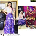 Payal Rohatgi Instagram - सभी सनातनी भाई बहनों को इतना कहना है कि अपने व्यवसाय में से जैसे आप थोड़ा समय निकालते हैं अपने परिवार के लिए वैसे ही थोड़ा समय निकाले अपने परिवार के साथ मंदिर जाने के लिए क्योंकि मैं मानती हूँ कि हफ़्ते में दो घंटे बाद मंदिर को देने से आप अपने बच्चों को अपनी sanskriti के बारे में ज्ञान देंगे जो उनको आगे जाके सही राह पर लेकर चलेगा। बहुत कठिन है ये ज़िंदगी और ये ज़िंदगी के अंदर हमें बचपन से जो सेक्युलर होने की विचारधारा कूट कूटकर भरी गई है उससे हमें शुद्ध Hindi में बोलने में भी कठिनाई होती है 😉 ये देखकर मैं सभी सनातनी को कहना चाहती हूँ के अपने त्योहारों को मंदिरों में मनाए और मंदिर जाकर अपने बच्चों को अपनी परंपराओं से शिक्षित करे। जन्मदिन पर cake काटना और मोमबत्ती बुझाना ये तो बचपन से सिखाया गया है मगर असल में cake काटकर अगर हम दिया जलाए मंदिर के अंदर तो उससे हमारे जन्मदिन पर हमें bhagwan का aashirwad मिलेगा और आयु लंबी होगी। ये विचारधारा जो लोग भूल गए हैं उन्हें फिर से याद दिलाकर मंदिर जाने की सोच उत्तेजित करना चाहती हूँ🙏 #Repost @vanrajfashiondiaries2017 with @get_repost ・・・ @payalrohatgi stuns in @maatriz_studio for #GaneshotsavFest with her mom . . (Follow if u like ) . . #payalrohtagi #payalrohatgi #maatrizstudio #vintage #ootd #shoestagram #hautecouture #vanrajfashiondiaries2017 #styleblogger #outfitoftheday #intensity #redefined #bollywoodbeauty #bollywoodheroine #indianbeauty #bollywooddiva #heroine #90s #hindimovie #indianfashionblogger