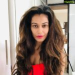 Payal Rohatgi Instagram - Bollywood के निर्देशक #RumiJafri को बुरा लग रहा है कि Riya Chakraborty ने एक महीना jail में बिताया और वो कह रहे हैं कि इससे वह बहुत ज़्यादा प्रभावित हो गई है और चुपचाप रहने लगी है तो मैं इतना कहना चाहती हूँ Rumi जी Riya Chakraborty को NCB ने गिरफ़्तार किया था drug के मामले में और उसका bhai तो 2 महीने ke लिए jail में था क्योंकि वो असल में drug peddlers के साथ ख़ुद संपर्क रखता था। Rhea Rumi जी की एक फ़िल्म #चेहरा में काम कर रही है और मुझे लगता है कि Rumi जी Rhea ke समर्थन में आ रहे हैं क्योंकि उन्हें picture का promotion भी करना है। सब को अपने धंधे की चिंता होती है, सब चाहते हैं कि वो पैसा बनाए 🤪 ये दूसरी बात है कि अगर Payal अपने videos से पैसे कमाती है जहाँ पर वो सिर्फ़ सच्ची ख़बर रखने का prayas करती है तो उसे एक मतलबी इंसान का ख़िताब दिया जाता है 😹😹 Rumi जी जो drug के मामले में एक गिरफ़्तार हुई औरत का पक्ष ले रहे हैं वो Sangram जी को भी जानते हैं मगर उन्होंने Sangram जी को कभी phone नहीं kiya जब Payal को गिरफ़्तार किया गया था Motilal Nehru की बीवी गिनने वाला video को बनाने के लिए।पायल उसकी वजह से वो 30 घंटे ke लिए jail में थी मगर किसी को भी नहीं लगा कि middle class family से आने वाली Payal ke साथ ग़लत हुआ क्योंकि उस समय Payal उनकी कोई film नहीं कर रही थी मगर middle class family से आने वाली Riya Chakraborty अगर गिरफ़्तार होती है drug मामले में तो सबको सहानुभूति होती है क्योंकि उनकी film उसके साथ आने वाली है 🙏