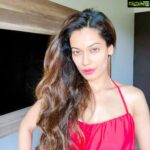 Payal Rohatgi Instagram - Bollywood के निर्देशक #RumiJafri को बुरा लग रहा है कि Riya Chakraborty ने एक महीना jail में बिताया और वो कह रहे हैं कि इससे वह बहुत ज़्यादा प्रभावित हो गई है और चुपचाप रहने लगी है तो मैं इतना कहना चाहती हूँ Rumi जी Riya Chakraborty को NCB ने गिरफ़्तार किया था drug के मामले में और उसका bhai तो 2 महीने ke लिए jail में था क्योंकि वो असल में drug peddlers के साथ ख़ुद संपर्क रखता था। Rhea Rumi जी की एक फ़िल्म #चेहरा में काम कर रही है और मुझे लगता है कि Rumi जी Rhea ke समर्थन में आ रहे हैं क्योंकि उन्हें picture का promotion भी करना है। सब को अपने धंधे की चिंता होती है, सब चाहते हैं कि वो पैसा बनाए 🤪 ये दूसरी बात है कि अगर Payal अपने videos से पैसे कमाती है जहाँ पर वो सिर्फ़ सच्ची ख़बर रखने का prayas करती है तो उसे एक मतलबी इंसान का ख़िताब दिया जाता है 😹😹 Rumi जी जो drug के मामले में एक गिरफ़्तार हुई औरत का पक्ष ले रहे हैं वो Sangram जी को भी जानते हैं मगर उन्होंने Sangram जी को कभी phone नहीं kiya जब Payal को गिरफ़्तार किया गया था Motilal Nehru की बीवी गिनने वाला video को बनाने के लिए।पायल उसकी वजह से वो 30 घंटे ke लिए jail में थी मगर किसी को भी नहीं लगा कि middle class family से आने वाली Payal ke साथ ग़लत हुआ क्योंकि उस समय Payal उनकी कोई film नहीं कर रही थी मगर middle class family से आने वाली Riya Chakraborty अगर गिरफ़्तार होती है drug मामले में तो सबको सहानुभूति होती है क्योंकि उनकी film उसके साथ आने वाली है 🙏