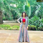 Payal Rohatgi Instagram - बहुत सारे लोग जो मुझे मंदबुद्धि बच्चे लग रहे हैं उन्होंने मुझे मोदी की चमची कहकर बुलाना शुरू कर दिया मेरा attention उनकी तरफ़ आए इसके लिए। इन donkeys को इतना कहना है कि मैंने अपने प्रधानमंत्री जी को अपना वोट दिया है तो इस आधार पर दिया है कि मैं उन पर विश्वास करती हूँ मगर उसका मतलब ये नहीं कि मैं उनकी Party के सारे नेताओं पर विश्वास करती हूँ क्योंकि आज की तारीख़ में Modi जी का Twitter account Gul Panag को follow करता है जोबkisaan आंदोलन का हिस्सा बनकर किसानों को गुमराह कर रही है अपने निजी फ़ायदे ke लिए और अपने भाषणों में ये कहती है कि Payal Modi की चमची है jo हास्यजनक है 😂 जब Payal का Twitter account भी था तब भी Modi जी का Twitter account Payal के Twitter account को follow नहीं करता था। जब Payal का Twitter account suspend हुआ तब Payal को लगाके Salman Khan के PR के वजह से उसका Twitter account suspend किया गया मगर बाद में Twitter ने ख़ुद ही एक बहस में public domain में ये बात रखी कि वो एक account तभी उड़ा सकता है यानी suspend कर सकता है जब उस देश की Sarkar उसे एक notice दे 🤨 तो उसका मतलब कि मेरे Twitter account को suspend करने ke पीछे एक सरकारी अफ़सर का हाथ है और ये सरकारी अफ़सर ने सरकारी काग़ज़ Twitter को भेजा जिसकी वजह से मेरा account suspend किया गया होगा। Modi जी का समर्थक होना यानी BJP का Andhbhakt होना नहीं है। जिस प्रकार से अब मेरे Instagram और YouTube पर attack हो रहा है मेरे दोनों account जो verified है और इन verified accounts को अगर suspend किया गया तो इसके पीछे कोई सरकारी अफ़सर का हाथ होगा।किसानों ke bill को support मैं कर रही हूँ ये bill पढ़ने ke बाद और मुझे गर्व है कि Modi जी ne ये ऐतिहासिक bill पास कराया लोकतंत्र तरीक़े से। Modi जी की समर्थक होना Modi जी की चमची होना नहीं है 🙏 #payalrohatgi