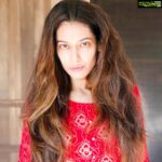 Payal Rohatgi Instagram - #Rhea के नाम के जाप करणे वालों आपको कहना है कि Rhea फिर से arrest हो सकती है क्यूँकि Rhea को drugs case में bail मिली है ना की #abetmenttosuicide case में क्यूँकि अभी यहाँ पूछताछ बाक़ी है। Rhea के ख़िलाफ़ drug trafficking के सबूत court को नहीं मिले इसलिए उसे bail दी परंतु उसके भाई को bail नहीं मिली। तो ख़ानदान तो जुर्म से जुड़ा हुआ है और जुर्म drugs का है। अब यह जो drugs लाती थी Rhea सुशांत के लिए क्या उसे बोलके देतीं थी या बिना बोले ??? क्या जो doctors से Anti-psychotic दावा लेती थी सुशांत के लिए उन्हें यह illegal drugs के बारे में पता था ??? क्यूँकि अगर doctors को नहीं पता था और सुशांत को भी नहीं पता था तो यह एक संगीन जुर्म हैं। जो feminists अब court की जय जय कार कर रहे हैं वो याद रखे कि यह court #ShaheenBaug protestors के ख़िलाफ़ है क्यूँकि उन्होंने ग़ैर क़ानूनी तरीक़े से रास्ता रोका और यही court ने Ram Mandir का फ़ैसला हिंदुओं के पक्ष में दिया था 🤣 #जयश्रीराम 🙏 #payalrohatgi