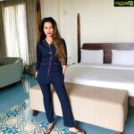Payal Rohatgi Instagram - सुशांत शायद बॉलीवुड का nepotism सहेन नहीं कर पाया या जो politics हो रही थी उसके साथ परंतु इस मानसिक स्थिति का ग़लत फ़्यादा उठाया Rhea ने और सुशांत की बहने उन्हें समझ नहीं पायी। क्यूँकि Rani दी का chat है Shruti Modi के साथ Nov २६ को दवाई की prescription के बारे में। और अभी हम ने सुना कि तीन बहने थी nov में सुशांत के घर में और nov २७ को एक बड़ी लड़ाई हुई थी जिसके वजह से तीनो बहनो ने घर छोड़ दिया और lalit hotel चली गयी। अगले दिन सुशांत ने खुद को hospital में भरती किया अपना इलाज करने के लिए। यह सब सुन कर सुशांत के लिए बहुत बुरा लगता है। सुशांत का strong front टूट गया था जो बहुत बुरा था।Europe trip से सुशांत जब वापिस आया तब वो affected था #Drive picture के OTT platform पर release होने से शायद क्यूँकि Samuel Miranda कह रहा है कि वो trip से आकर सुशांत काफ़ी रोता था और रात को room से बाहर आके भगवान की मूर्ति को गले लगाता था। अगर बहनो को पता था कि सुशांत substance abuse कर रहा है Ashok वकील के अनुसार तो यह ग़लत है क्यूँकि उनको फिर नहीं कहना चाहिए था कि उन्हें नहीं पता था इसके बारे में। सुशांत की बहन उन्हें waterstone club भी मिलने गई थी।वहाँ भी कहा जाता है कि सुशांत रोते थे।यह सुनकर बहुत दुःख होता है। June ८ को सुशांत अपनी बहन Priyanka से WhatsApp chat करते है कि उन्हें prescription चाहिए होगी दवाई लाने के लिए जो उनके कोई Doctor ने लिखी थी।तब Priyanka online prescription भेजती है WhatsApp पर सुशान्त को। तो बहन ही June ८ से सुशांत की prescription वाली दवाई handle कर रही थी जो काफ़ी shocking कहा मुझे। अब सही और ग़लत कौन है यह CBI बताएगा मगर यह अभी तक का सच है 🙏 #payalrohatgi