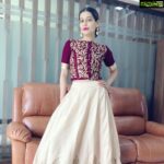 Payal Rohatgi Instagram - आज हम बात करते हैं कि क्या underworld का हाथ था सुशांत की मौत में? Ex-Raw officer #NKSood का video देखा मैंने जहाँ वो खुलकर इस विषय पर अपनी जानकारी दे रहे हैं। वो कह रहे हैं कि professional execution किया गया है सुशांत का। बहुत दिनो से वो धमकाया जा रहा था और कभी अपनी गाड़ी में रात को सोता था डर के कारण। अब हम जानना चाहते है liberals से जिन्हें सब कुछ पता है और अपनी आवाज़ उठा रहे हैं एक criminal के encounter killing के ऊपर। encounter killing को मैं support नहीं कर रही परंतु उनके दोगले पण को। उनको आवाज़ इसलिए उठानी है क्यूँकि UP police इसमें शामिल है परंतु Mumbai police के दोगले पण के ऊपर एक शब्द नहीं। Sushant की CBI inquiry के ऊपर एक शब्द नहीं, ना ही Palghar में हुए साधु की मौत के ऊपर एक शब्द।क्यूँ ???? क्यूँकि महाराष्ट्र में सरकार बन गयी है कांग्रिस की मगर UP में नहीं तो सिर्फ़ UP दिखता है 🙏 Tapsee Panu को एक criminal का encounter दिखता है मगर एक साधु की लिंचिंग नहीं ना ही उसने एक शब्द कहा एक outsider के नाते nepotism पर क्यूँकि उसे काम मिल रहा है। Soni Razdan को सुशांत की depression दिखती है मगर उसके ऊपर जो METoo का झूठा आरोप लगाया गया और blind articles द्वारा उसे तोड़ने का agenda चलाया गया वो नहीं दिखता।उसे अपनी बेटी के depression की कहानी बेचनी चाहिए जैसे Alia बेचती है अपनी TRP के लिए। Sushant के बारे में ना बोले तो बेहतर है।अपने पति को समभाले जो Rhea को छुये बिना खड़ा नहीं रहता।Rhea कहती है Sushant ने घर से निकाला और Mahesh Bhatt कहते हैं कि मैंने Rhea को उसे छोड़ने के लिए बोला 🤔 दोनो की interrogation हो 🙏 Mumbai police CCTV footage नहीं मिली परंतु building में watchman तो होगा ? उसे बात की कि भूल गए??? उसने दोस्तों के चेहरे देखे होंगे जो एक रात पहले सुशांत के घर आए थे party करणे ???? वो DOST ख़ुद क्यूँ नहीं सामने आते ??? और अपनी identity reveal करते ???? Aur वो room जहाँ से Sushant की body मिली वो guest room लग रहा है 🙏 जो इंसान अपना body weight lift कर सकता था वो suffocation के end stage परअपने आप को बचा लेता। यह सच है 🙏