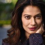 Payal Rohatgi Instagram - आज हम बात करते हैं Bollywood के समर्थन से चल रही #UddhavThackeray की सरकार Maharashtra में। Uddhav जी अपने tweet में #TablighiJamaat वालों का नाम तक लेना नहीं चाहते क्यूँकि उन्हें secularism का चेहरा लगाना है। पहले कहा जाता है कि सारे जमाती पकड़े गए फिर दो दिन बाद #MumbaiPolice tweet करती है कि जो जमाती ने अपने आप को छुपा रखा है वो ख़ुद police के सामने आए ☹️ अब यह क्या खेल है ??? एक तरफ़ CM कहते हैं कि TablighiJamaat वालों के video जो शेर करेगा उसे police पकड़ लेगी और दूसरी ओर यह ड्रामा । #YogiAdityanath जी की बहन का हमने video देखा कि वो कितनी साधारण तौर से ज़िंदगी जी रही थी।और Maharashtra से दुगनी जनसंख्या होने के बावजूद UP में lockdown की वजह से coronavirus को control करा है yogi सरकार ने। यह देखने के बावजूद भी कोई बॉलीवुड वाला योगी जी के समर्थन में नहीं बोल रहा 😡 Bollywood coronavirus के carriers को छुपाने के लिए तैयार हैं क्यूँकि उन्हें secularism का नक़ाब पहनना है 🙏 #payalrohatgi