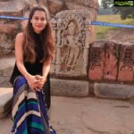 Payal Rohatgi Instagram - Guess where Am I ??? In a Mandir 🤔 तस्वीर #क़ुतुबमीनार के अंदर से 🧐 हे राम यहाँ पर कभी कोई मंदिर शायद था 🙏 #PayalRohatgi #SanatanDharm @studybyjanak