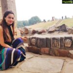 Payal Rohatgi Instagram - Guess where Am I ??? In a Mandir 🤔 तस्वीर #क़ुतुबमीनार के अंदर से 🧐 हे राम यहाँ पर कभी कोई मंदिर शायद था 🙏 #PayalRohatgi #SanatanDharm @studybyjanak