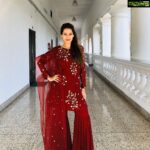Payal Rohatgi Instagram - कांग्रिस के बहुत सारे नेता समझते हैं की मैं personal comments करती हूँ। मगर आज वो लोग कहाँ ग़ायब हों गए क्यूँकि आज कांग्रिस ने कोई booklet publish करी हैं जहां उन्होंने Veer Sawarkar की homosexual बता कर एक personal comment किया है उनकी निजी ज़िंदगी पर और यह भी कहा है कि उनका शाररिंक सम्बंध था Nathuram Godse जी के साथ। यह आरोप उन्होंने लगाया है एक किताब के आधार पर जिसका नाम है #FreedomAtMidnight। परंतु यह किताब के लेखक भी यह बात को court में साबित नहीं कर पाए परंतु यह आधार पर कांग्रिस ने यह booklet release किया। उनका मक़सद सिर्फ़ Veer Sawarkar जैसे महान क्रांतिकारी का अपमान करना था जो बहुत ज़्यादा शर्मनाक है। Uddhav Thackeray जी ने हर वक़्त कहा है कि वो Veer Sawarkar का सम्मान करते हैं परंतु अब क्या बोलेंगे यह सोचने वाली बात है क्यूँकि अब उनके partner कांग्रिस ने यह booklet release कर सिर्फ़ Sawarkar जी का अपमान करणे की मानसिकता से। क्या शिवसेना कोई complaint करेगा कांग्रिस के यह नेताओ के ख़िलाफ़ जो यह booklet छापने के पीछे हैं ? या Payal Rohatgi की करना होगा ? @studybyjanak
