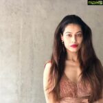 Payal Rohatgi Instagram - बहुत दिन से #SaveAarey propaganda हम देख रहे हैं भारत की Media में जो ४ groups द्वारा रचा गया ड्रामा है। पहले तो हम सब को बता से कि #Aarey एक forest नहीं है बल्कि government की ज़मीन है। यह ज़मीन पहले सरकार द्वारा #church को दी गयी थी और अब वापिस ले ली गयी है तो church पगला गया है। दूसरा funda है कि यह जो activists हैं #GretaThunberg के fans वो पड़े लिखे तो हैं नहीं क्यूँकि बॉलीवुड में अधिकतर अभिनेता और अभिनेत्री १० पास होते हैं। अब जब यह बॉलीवुड वाले खुद अपनी SUV से CO2 nature में डालते हैं तब कुछ नहीं परंतु आज की सरकार सामान्य mumbaikar के लिए metro बनाना चाहती हैं तो यह गंवार बॉलीवुड वाले tweet कर रहे हैं #SaveAarey 🙄 इसके इलावा कोई NGO #Vanshakti है जो #RoyalPalms का private ज़मीन सरकार को बदले में बेचकर पैसे कमाना चाहती है। और आख़िर में मुंबई मैं Elections हैं और राजनीति का षड्यंत्र भी हो रहा है। यह है सही कहानी #SaveAarey propaganda की 🙏
