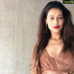 Payal Rohatgi Instagram - बहुत दिन से #SaveAarey propaganda हम देख रहे हैं भारत की Media में जो ४ groups द्वारा रचा गया ड्रामा है। पहले तो हम सब को बता से कि #Aarey एक forest नहीं है बल्कि government की ज़मीन है। यह ज़मीन पहले सरकार द्वारा #church को दी गयी थी और अब वापिस ले ली गयी है तो church पगला गया है। दूसरा funda है कि यह जो activists हैं #GretaThunberg के fans वो पड़े लिखे तो हैं नहीं क्यूँकि बॉलीवुड में अधिकतर अभिनेता और अभिनेत्री १० पास होते हैं। अब जब यह बॉलीवुड वाले खुद अपनी SUV से CO2 nature में डालते हैं तब कुछ नहीं परंतु आज की सरकार सामान्य mumbaikar के लिए metro बनाना चाहती हैं तो यह गंवार बॉलीवुड वाले tweet कर रहे हैं #SaveAarey 🙄 इसके इलावा कोई NGO #Vanshakti है जो #RoyalPalms का private ज़मीन सरकार को बदले में बेचकर पैसे कमाना चाहती है। और आख़िर में मुंबई मैं Elections हैं और राजनीति का षड्यंत्र भी हो रहा है। यह है सही कहानी #SaveAarey propaganda की 🙏