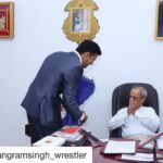 Payal Rohatgi Instagram - #Repost @sangramsingh_wrestler with @get_repost ・・・ It was a pleasure to meet Sh. #PranavMukherjee Sir. Thanks Sir for your guidance & blessings for my upcoming venture🙏🇮🇳 . #Sangramsingh #PranavMukherjee #Idol #Motivation #inspiration. हम बात करते है Priyanka Chopra के दोगलेपण के बारे में क्यूँकि उन्होंने ना ही Assam Flood victims के लिए कोई donation किया जब की वो बहुत अमीर जताती है अपने आप को और उसने दिवाली त्योहार का भी मज़ाक़ उड़ाया था। अब दो दिन पहले उसने एक पाकिस्तानी national को कहा कि वो patriotic इंसान है जब वो औरत ने उसे #BalakotAirStrike पर सवाल किया ? प्रियंका का जवाब बहुत diplomatic था और उसने वो लड़की का मज़ाक़ भी उड़ाया क्यूँकि कहीं ना कहीं वो ग़ुस्से हो गयी कि उसे यह सवाल कैसे पूछा गया। प्रियंका बाक़ी मुस्लिम superstars से बेहतर है क्यूँकि उसने nationalism पर एक diplomatic जवाब दिया यह तो आप लोग निर्णय लीजिए परंतु हमें वो औरत हर वक़्त opportunist लगी है परंतु देशप्रेम में opportunism सही नहीं 🙏
