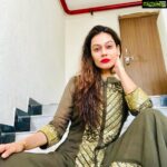 Payal Rohatgi Instagram - भारत के IAS officer, (Intellectuals) Terrorist से ज़्यादा ख़तरनाक हैं क्यूँकि यह पड़े लिखे होकर मासूम अनपड लोगों को गुमराह करते है। एक नया intellectual है जो अपना political career शुरू करने के लिए , #Hindutva की बुराई कर रहा है और झूठी ख़बर फ़ेला रहा है । कश्मीर को भारत की आज़ादी के ७२ साल के बाद भी special privilege दी जाती है 😡 क्यूँ बाक़ी भारत के लोगों जो tax भरते हैं उनका हक़ होना चाहिया कश्मीर मैं property लेने के लिए। Kashmir के लोग तो Tax ही नहीं भरते 🙄। इन्दिरा गांधी जी #privepurse को abolish किया वैसे ही kashmir का article 35a abolish करना चाहिए था 🙏 नरेंद्र मोदी जी के BFF का नाम कभी #VijayMallya है, तो कभी Anil Ambani, तो कभी CJI 😳 । हम बहुत confused हैं की जब #Congress हिसाब से बात नहीं बनती तो स्वतंत्रता ख़तरे मैं हैं । सब से pathetic loser हैं यह कांग्रिस वाले। Bharatiya Janata Party @bjp4india अगर हार जाती है तो काम से काम इतना बकवास तो नहीं करती 😂 ex #AssemblyElection results 😉 #MaheshBhatt saab talks against the ruling government by posting #Fake writeup by journalist called #AyubRanna on his twitter account and his daughter #AliaBhatt goes to meet the PM of country #NarendraModi ji when called as part of Bollywood meetup. Amazing double standards 😂 #payalrohatgi