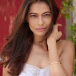Payal Rohatgi Instagram - Be proud of yourself for how hard U are trying 😘😍 #paayalrohatgi #instagood #instadaily #photooftheday #incrediblenature #closeup #naturalhair #naturalmakeup #actresslife #actress #bollywood #hollywood #artistsoninstagram #brighton #onelife #sundayfunday #survival #star #transformation #lookingood #photos #photography #mylifestyle 📸 by @mayurnarangikar