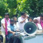 Prakash Raj Instagram - Prakashraj campaigning at CV Raman Nagar today. Pink is the colour of the season . #alternatepolitics on the way . #whistlegevotehaaki #serialno14 #bangslorecentral #independentcandidate Chamrajpet