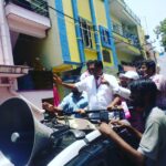 Prakash Raj Instagram - Prakashraj campaigning at CV Raman Nagar today. Pink is the colour of the season . #alternatepolitics on the way . #whistlegevotehaaki #serialno14 #bangslorecentral #independentcandidate Chamrajpet