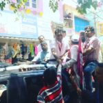 Prakash Raj Instagram - Prakashraj campaigning at CV Raman Nagar today. Pink is the colour of the season . #alternatepolitics on the way . #whistlegevotehaaki #serialno14 #bangslorecentral #independentcandidate Chamrajpet