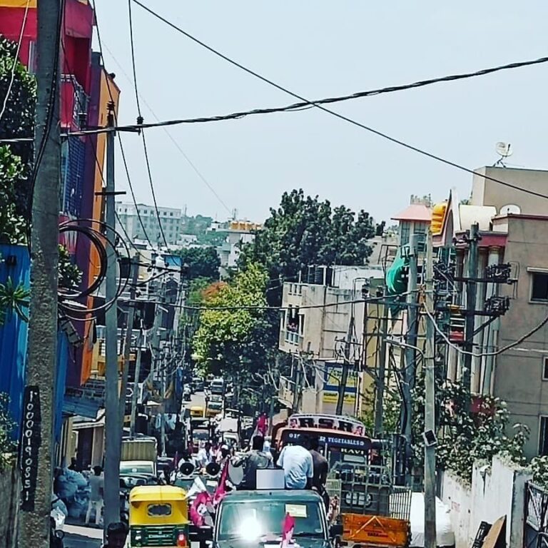 Prakash Raj Instagram - Prakashraj campaigning at CV Raman Nagar today. Pink is the colour of the season . #alternatepolitics on the way . #whistlegevotehaaki #serialno14 #bangslorecentral #independentcandidate Chamrajpet