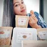 Rachitha Mahalakshmi Instagram - It doesn't get something better than this... It feels like waoooo wen u get ur favourite snacks in a healthy pack... Wt can I wish more than this.... Yummy Chikkis , palm sure sweets, my fav thaen mittai 😋😋😋😋😋😋😋😋😋😋😋😋😋😋😋 completely healthy..... 😇😇😇😇 Guys u really have to try it 👉👉 @organutz 😋😋😋😋😋😋 Toooooo goood ❤️❤️❤️❤️❤️
