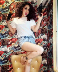 Ragini Nandwani Instagram - Madness is an extension of wisdom!🤯😋

#ragininandwani #madness #sundayfunday #sunday #eveningvibes #happy #funny #fun #love #pretty #prettygirls #cute #smile #joy #tv #tvactress #bollywood #hollywoodstudios