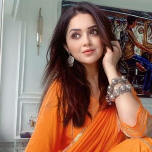 Ragini Nandwani Instagram - Rise and shine. 💋

#ragininandwani #orangedress #summer #indoor #prettywoman #girl #girlpower #jewellery #smile #happiness