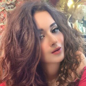 Ragini Nandwani Instagram - Color of the day - RED!🥰

#ragininandwani #red #reddress #beautiful #clouds #happiness #pretty #smile #family #love ##tamil #tamilcinema #instabeauty #glamour #model #fashion #selfie #makeup #actor #tvactress #bollywood #hollywood