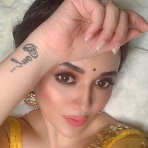 Ragini Nandwani Instagram - A girl should be two things : classy and fabulous. 👸
#ragininandwani #classy #fabulous #smile #happy #saree #indian #grace #cute #beauty #beautiful #pretty #prettygirls #traditional #india #friday #monsoon #flowers #love #family #instadaily #instabeauty #tv #tvactress #actor #bollywood #indianactress #hollywood #hollywoodstudios