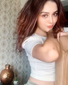 Ragini Nandwani Instagram - She's a queen with or without you.👸👸♥️ #ragininandwani #love #smile #happy #queen #flowers #beautiful #pretty #care #saturday #selfie #home #instabeauty #instalove #picoftheday #indiangirl #prettygirls #cute #princess #gorgeous #tv #actress #model #fashionista #bollywood #hollywoodstudios
