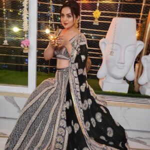 Ragini Nandwani Instagram - Diwali Greetings 

Costume
#manishkumar330_ 
#diwali #costume #trending #mollywoodactress #influencer #black #love #decoration #light #bigboss #live #makeup #hairstyles #actress #homedecor #festivewear #happiness #lalettan #tollywoodactress #bookstagram #party
