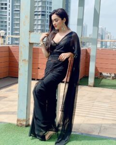 Ragini Nandwani Instagram - Be a gorgeous nari with a gorgeous saree...#blacksaree #influencer #gorgeous #indianactresses#happyday #lifequotes #mumbaidiaries #punjabi #video #acting #green #sky #festivals #foodie #lovestory