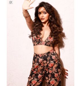 Ragini Nandwani Instagram - How many Flowers on my dress? 😉🌺
.
.
📸 - @amitkhannaphotography 

#ragininandwani #beautiful #pretty #cute #beautifulgirls #indiangirls #fashion #cutegirls #hotonbeauty #makeup #hair #girls #hotmodel #model #happy #flowers #photoshoot #selfie #girlpower #bollywood #likeforlikes #lips #prettywoman #mumbai #fashionstyle #happy #actor #viral #love #followforfollowback #fashionblogger