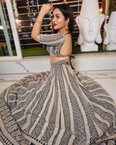 Ragini Nandwani Instagram - Slay it #ethnicwear #actor #shooting #costumedesign #happydiwali #happiness #actresslife #fanpage #blackandwhite #create #festivevibes #charm #play #drama #acting #flowerstagram