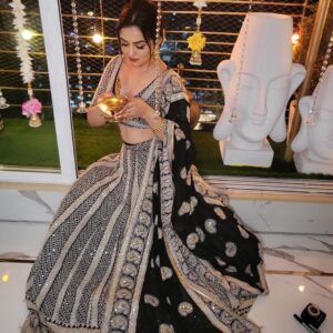 Ragini Nandwani Instagram - Diwali Greetings 

Costume
#manishkumar330_ 
#diwali #costume #trending #mollywoodactress #influencer #black #love #decoration #light #bigboss #live #makeup #hairstyles #actress #homedecor #festivewear #happiness #lalettan #tollywoodactress #bookstagram #party