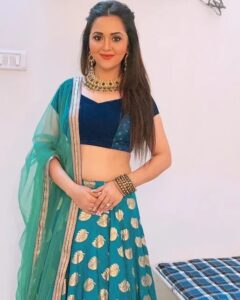 Ragini Nandwani Instagram - Makeup room click .....#influencer #indianactresses #peacock #bollywoodsongs #makeup #lehenga #campaign #billboard #lipstick #happiness💕 #cuteness #mumbaiindians #shoot #mollywoodactress #life #live #newpost #ragininandwani #cutegirls #traditional #pretty #likeforlikes #fashion #makeup #beautifulgirls #happy #indiangirls #green #tvactress #model